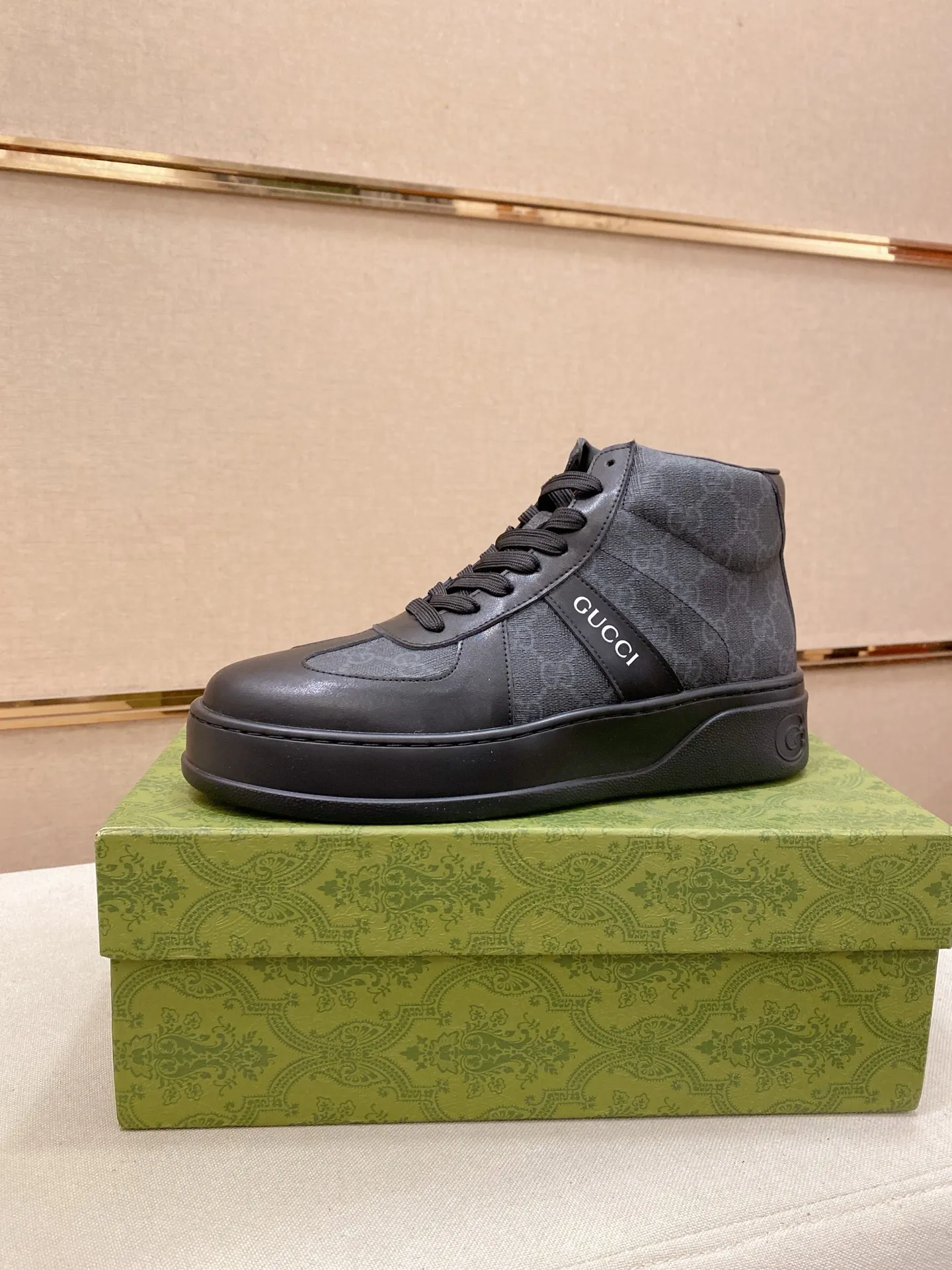 Factory price: 442💰 (GUCCI) The latest model from the official website🎁🎁Casual and fashionable men's shoes👟, hot style💥The style is simple and elegant, exclusive for trendy men. Unique official website's latest brand elements👑original Gucci decoration, fashionable and generous, the fabric is original cowhide ✅sheepskin lining, the official website specifies wear-resistant casual outsole, the classic model is taken in kind at the counter🎬38-44 (can be customized for 45 non-refundable)